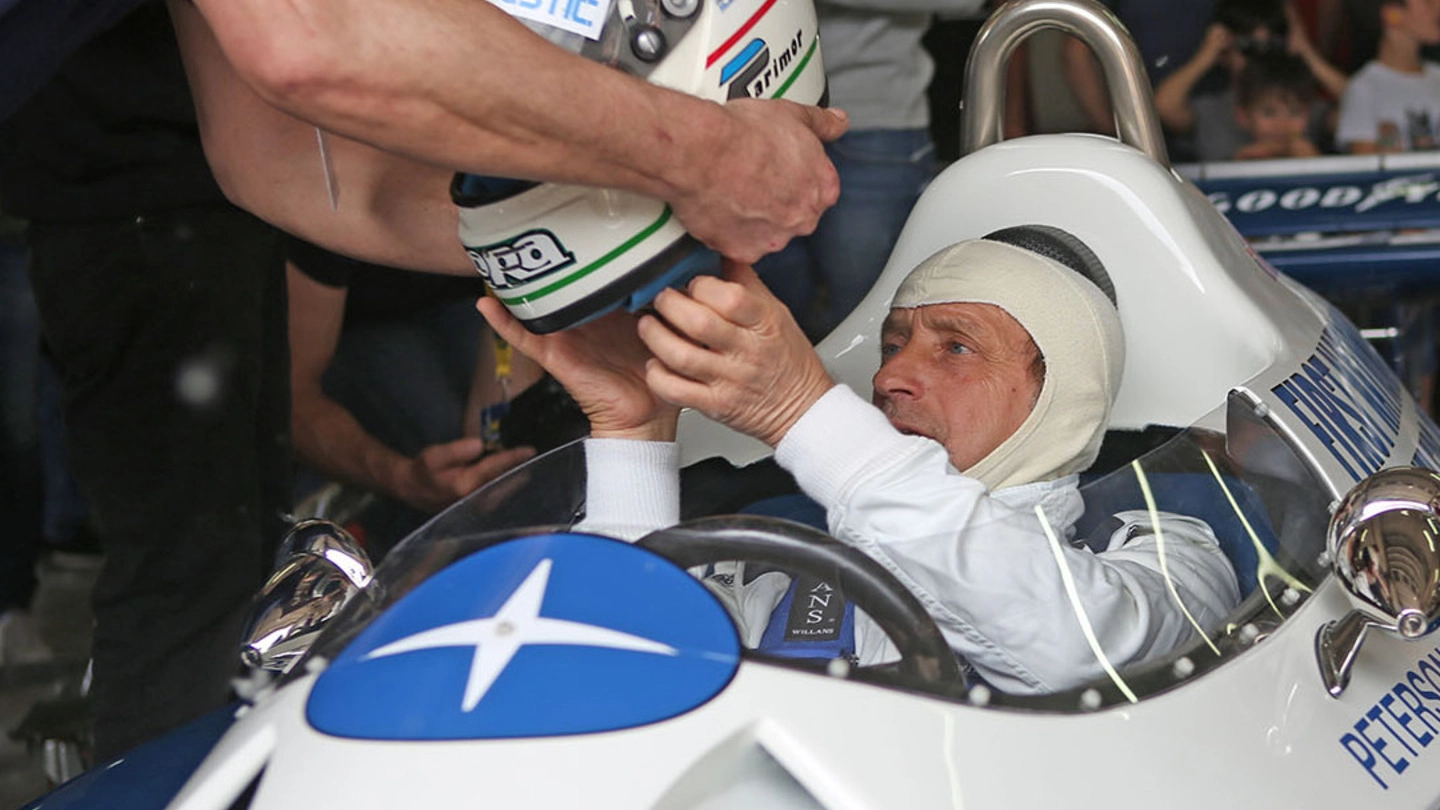 SUCCESSI Pierluigi Martini al Minardi Day riceve il casco al volante  della Tyrrell  a sei ruote