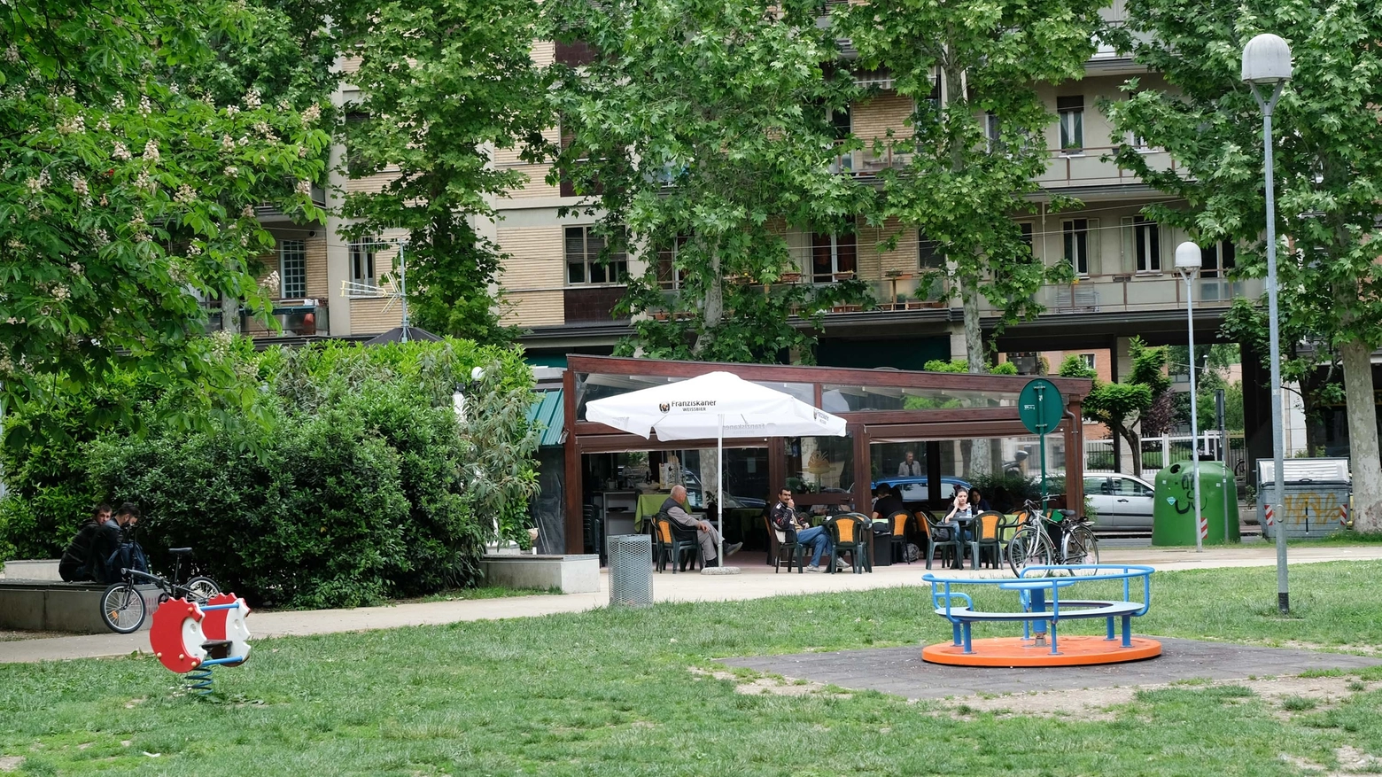 Piazza Spadolini, nel giardino Bentivogli, luogo dell'aggressione (foto Schicchi) 