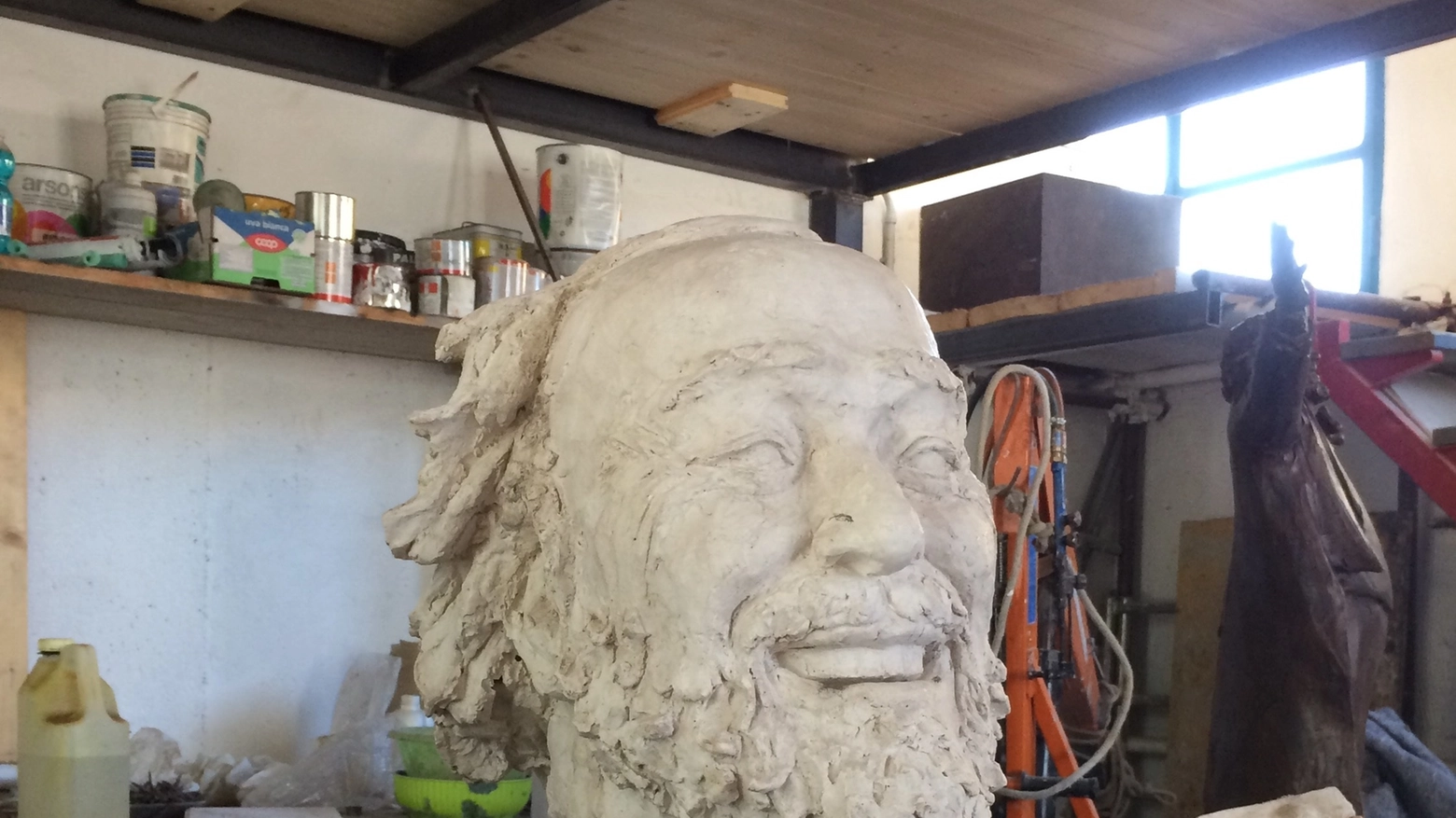 Lo studio per il volto della statua di Pavarotti 