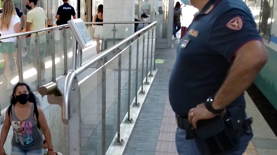 Una agente della polizia ferroviaria in servizio di controllo su un binario (foto di reper