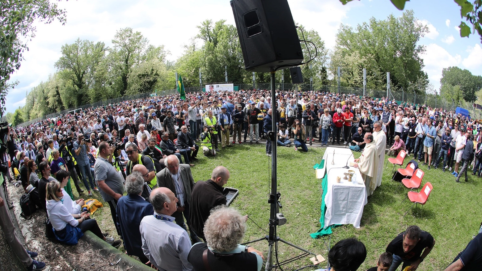 La folla al Tamburello durante la commemorazione (Isolapress)
