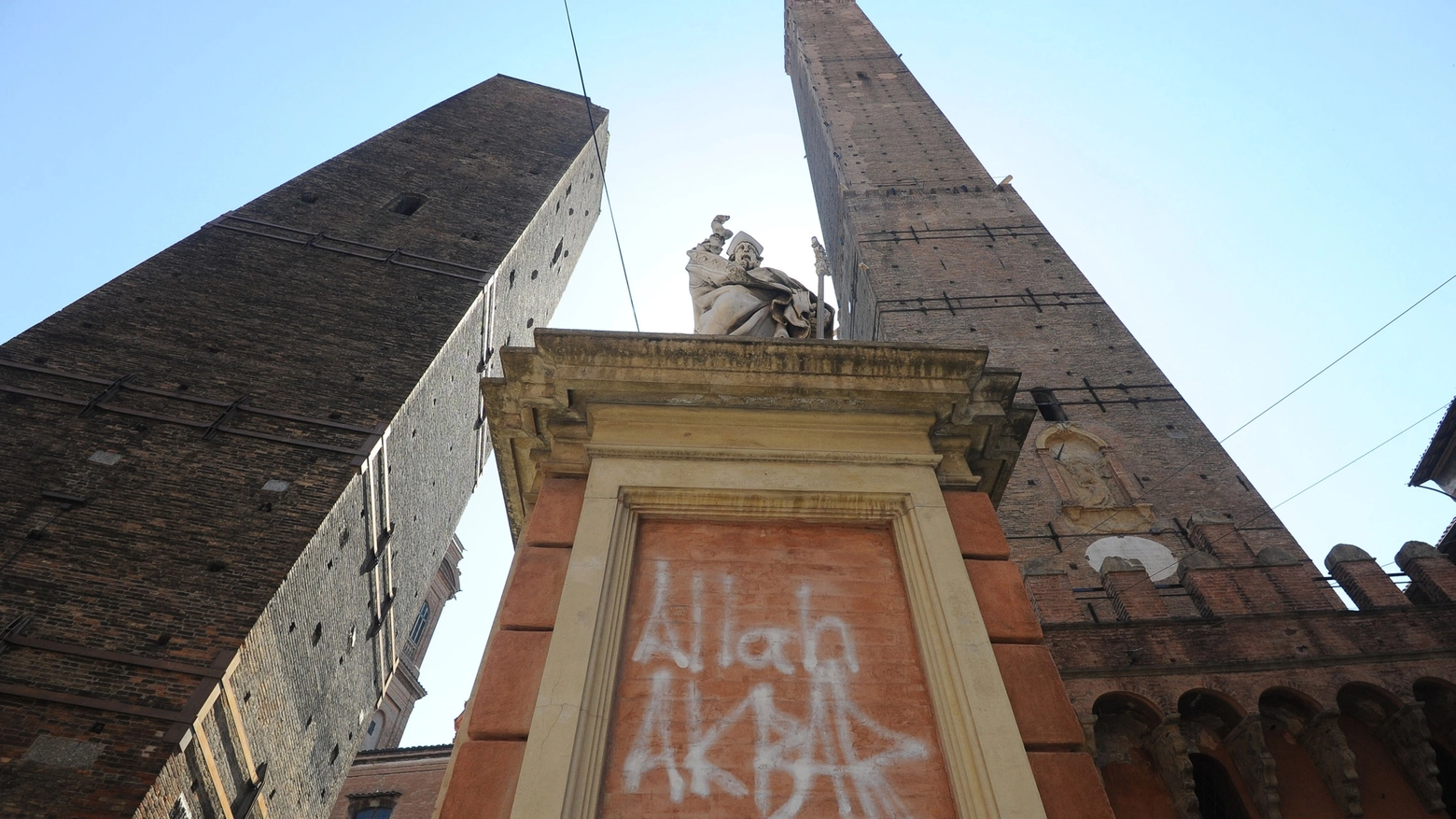 La scritta comparsa sulla statua di San Petronio (foto Schicchi)