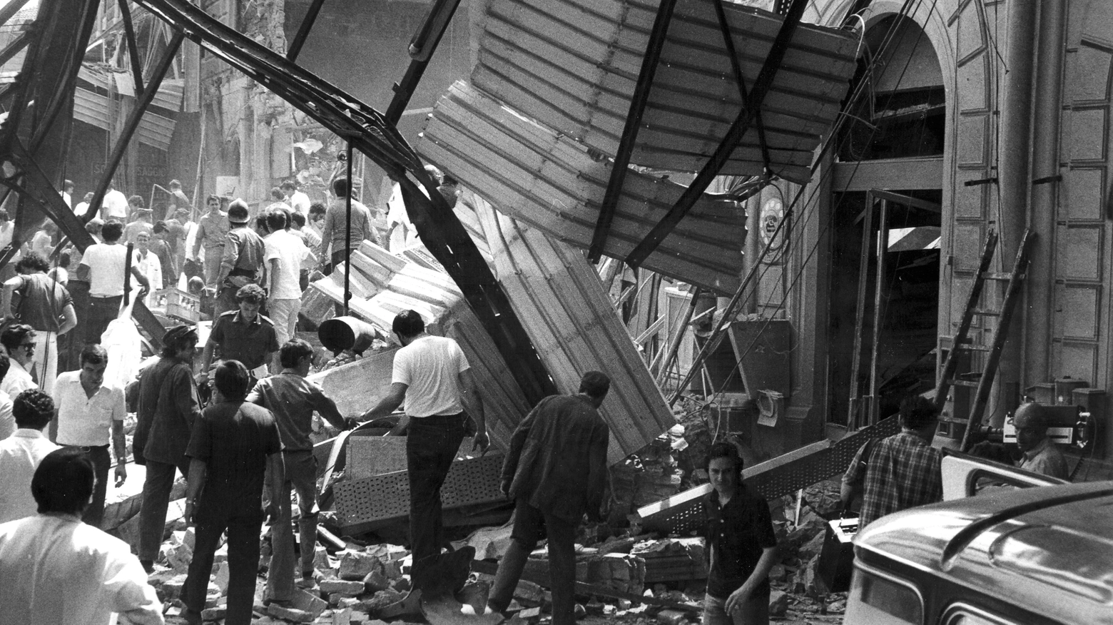 I drammatici istanti dopo l'esplosione della bomba alla Stazione