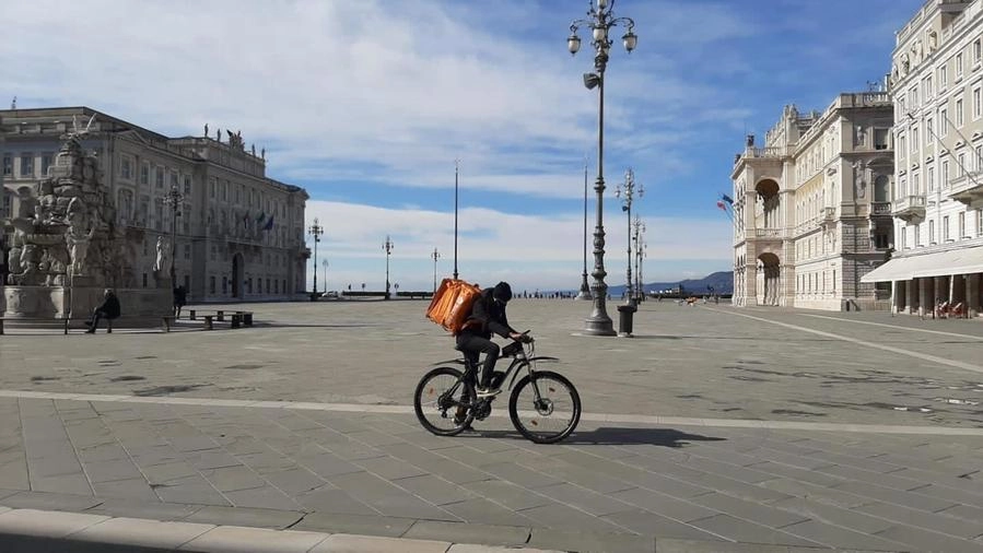 Piazza Unità d'Italia deserta a Trieste (Ansa)
