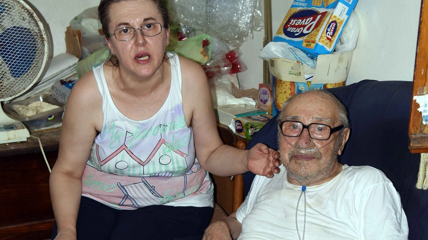Cristina mentre accarezza l’anziano padre di 88 anni (foto servizio Business Press)