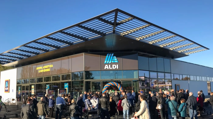 L'inaugurazione del nuovo supermercato Aldi