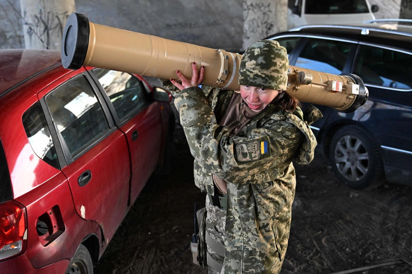 Il soldato ucraino ed ex deputato Tetyana Chornovil trasporta un missile anticarro (Afp)