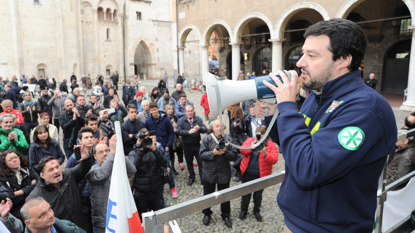 Il segretario della Lega Nord Matteo Salvini ha tenuto il comizio in ritardo e si è creato il caso