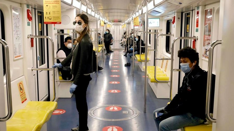 Persone in metropolitana a Milano (Ansa)
