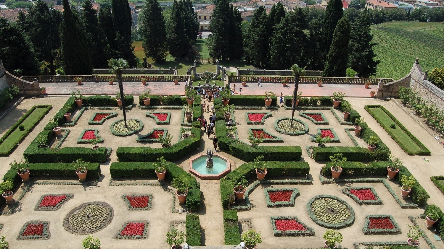 Gli splendidi Giardini all'Italiana di Villa Caprile