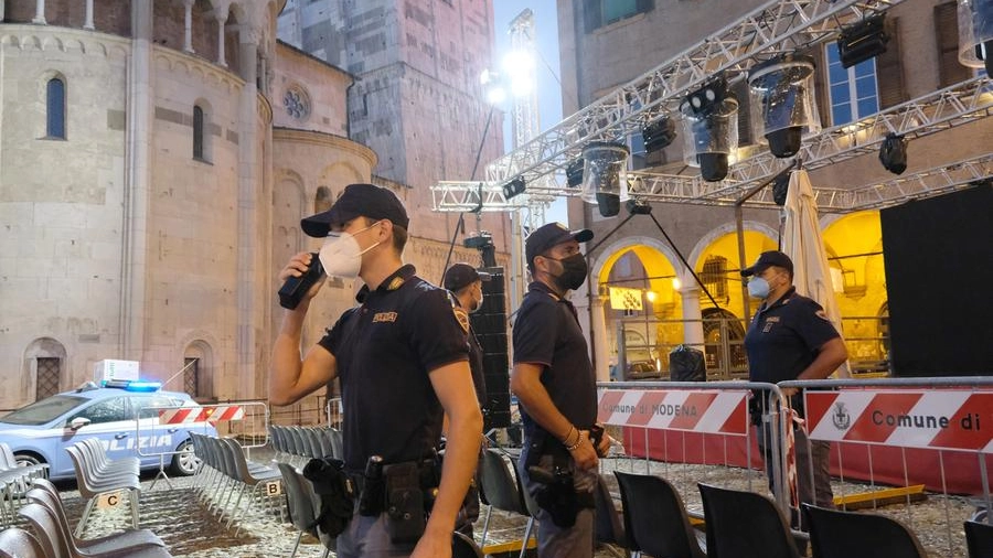 La polizia davanti al palco del Festival Filosofia in piazza Grande