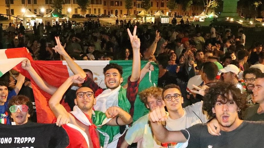 Al centro, festeggiamenti in piazza Ariostea dopo la vittoria con la Spagna