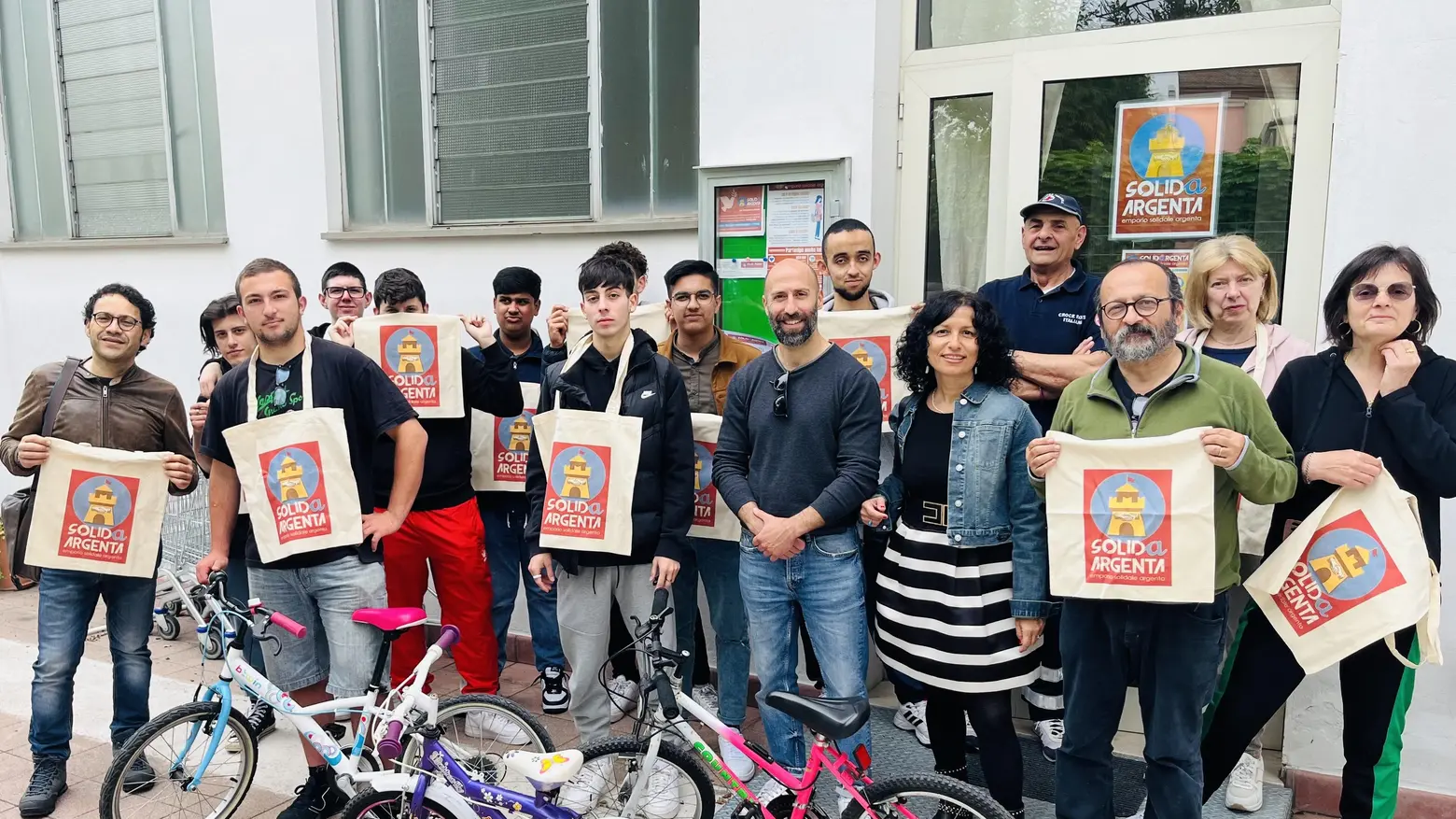Gli studenti donano tre bici all’emporio solidale