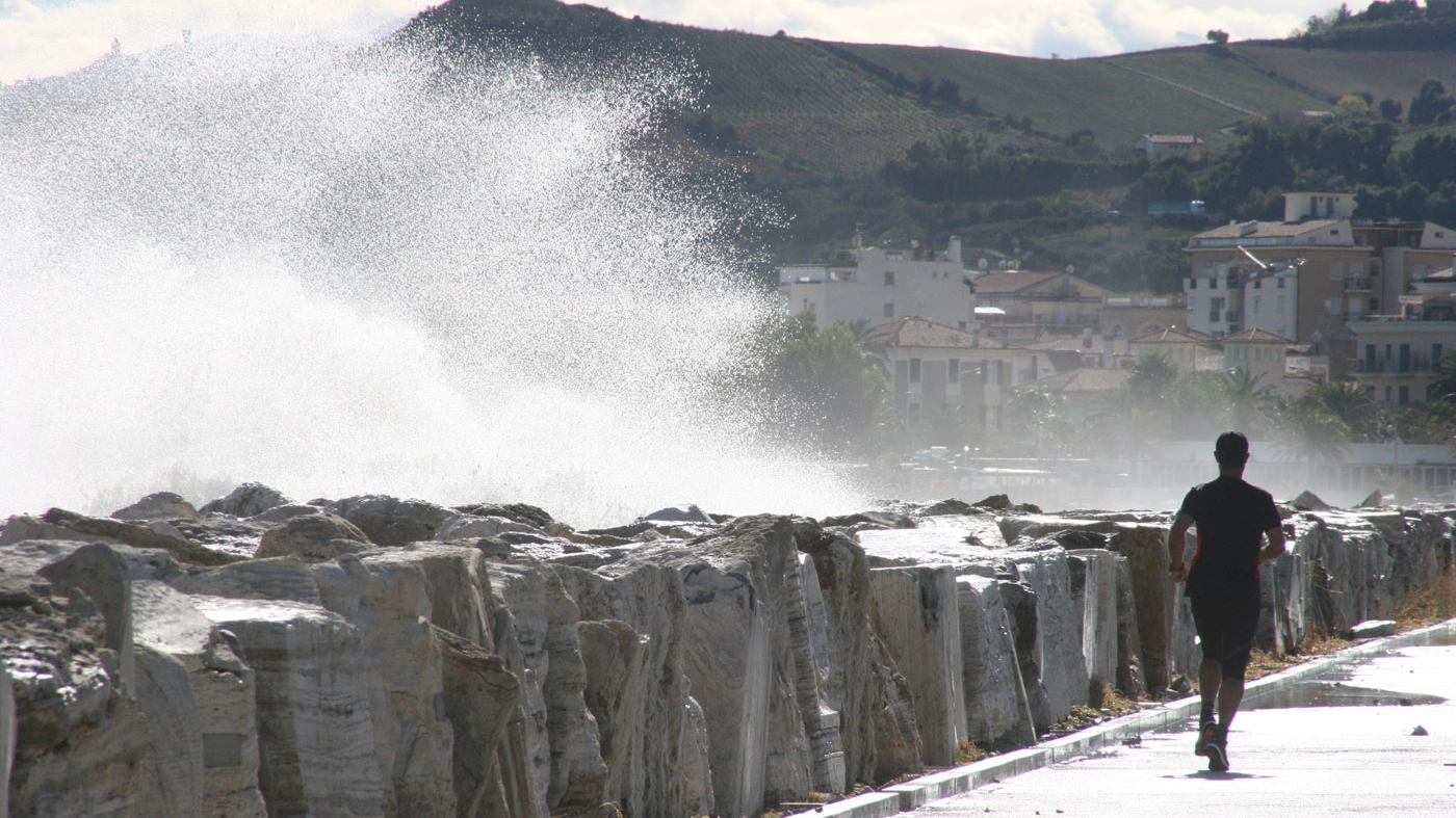 Meteo Marche, maltempo: mareggiate sulla costa (Foto Sgattoni)