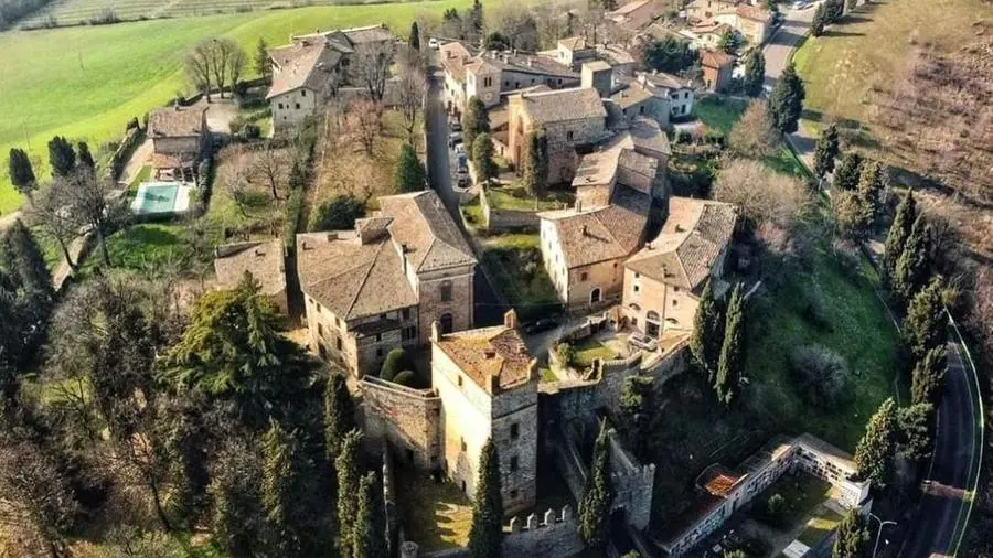 Una veduta del castello di Serravalle ripresa con il drone