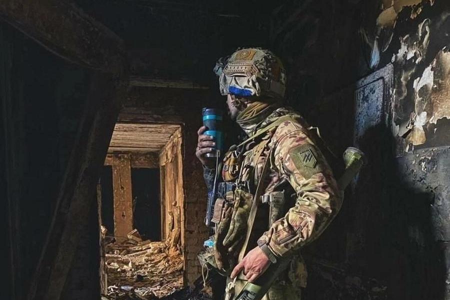 Un soldato ucraino nell'acciaieria Azovstal (Ansa)