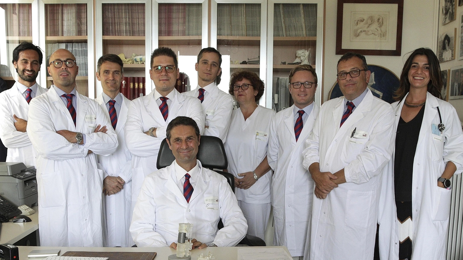 Bologna, l'équipe che ha eseguito l'intervento di trapianto di vertebre umane (Ansa)