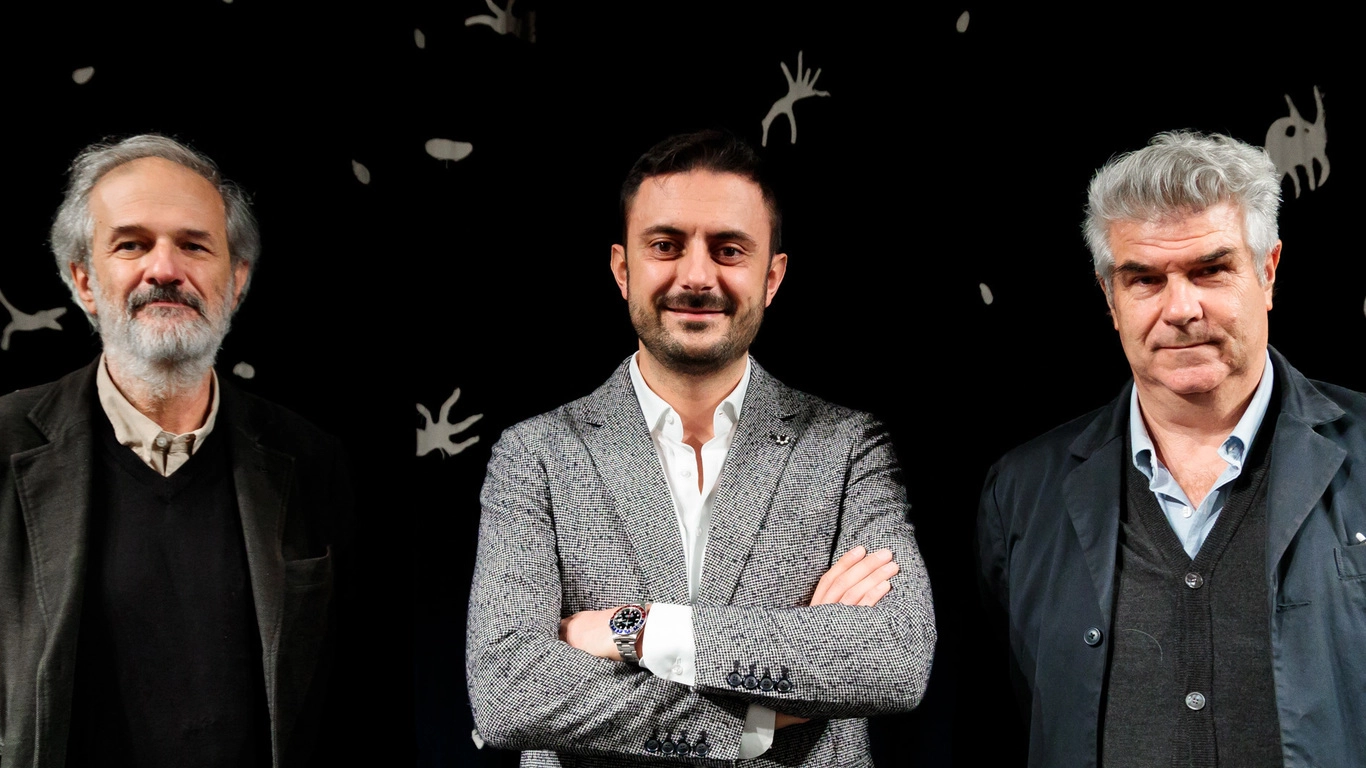 Claudio Bertini, Gabriele Scrima  e Sergio Tossi davanti al sipario