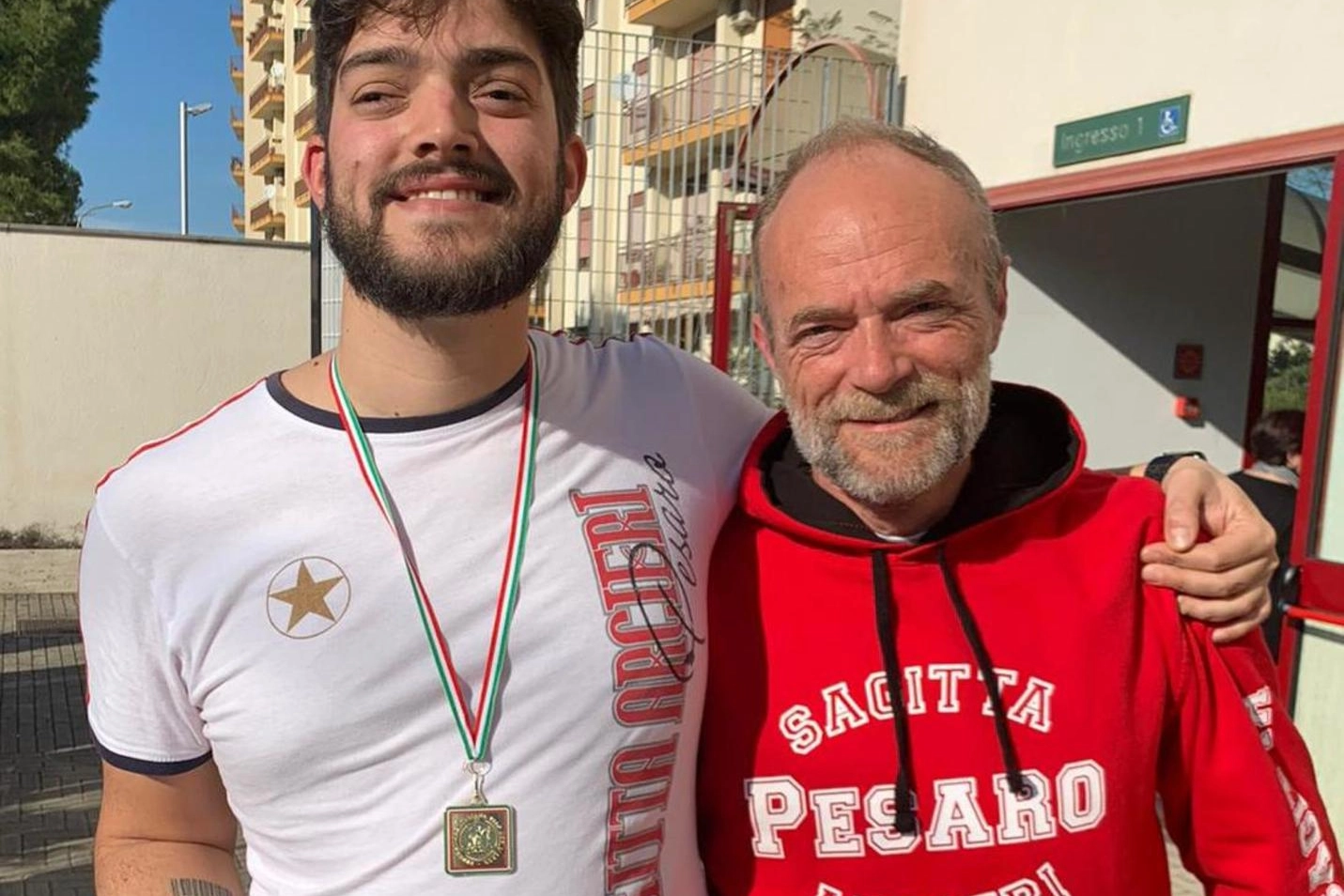 Giordano, col suo spotter Roberto Ravaioli, mostra orgoglioso medaglia e scudetto
