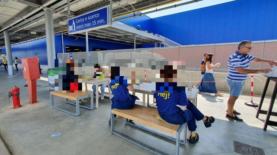 Pausa pranzo fuori dall’Ikea di Pisa per i dipendenti senza green pass
