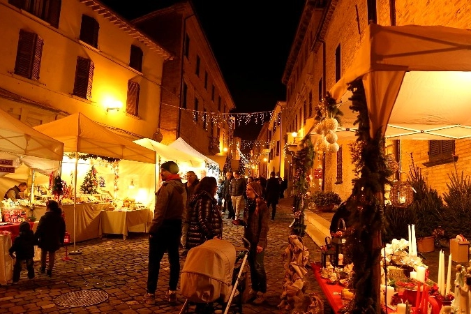 Visitatori dei mercatini artigianali di Natale nel borgo di Mombaroccio  