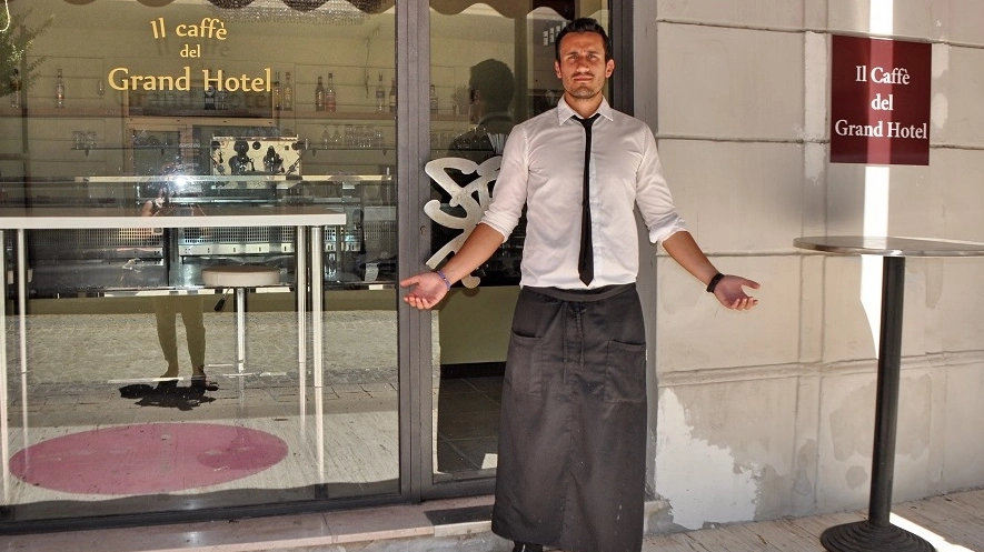 Simone Giampaolo, uno  dei baristi del Caffè del Grand Hotel di Riccione