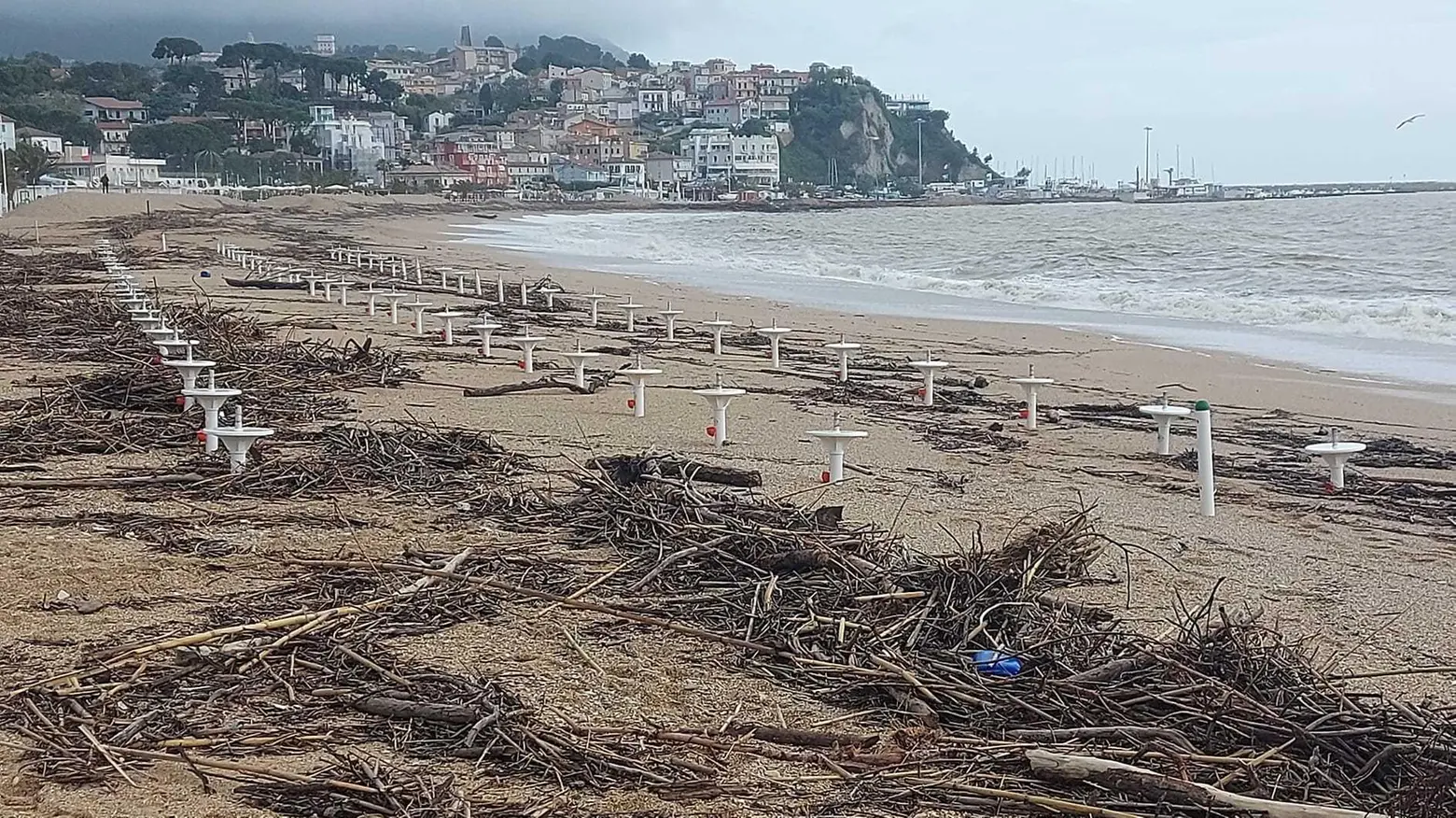 I detriti in spiaggia  Musone: allagamenti