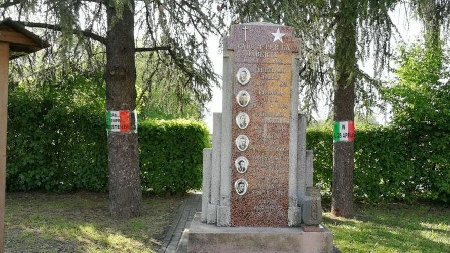 Il monumento ai caduti a Ghiarda di San Rigo in memoria dei caduti