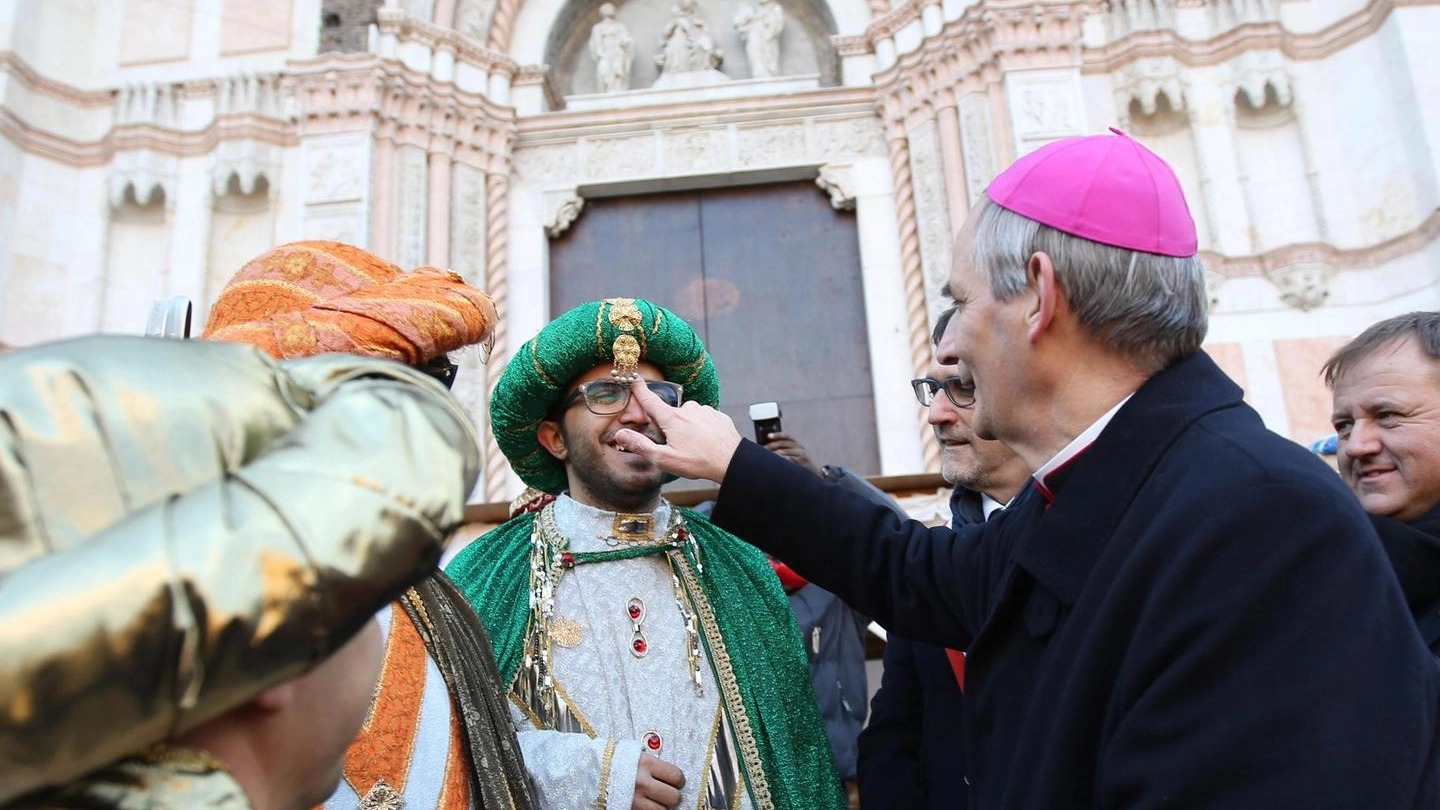 L’arcivescovo Zuppi scherza con i Re Magi (Foto Ansa)