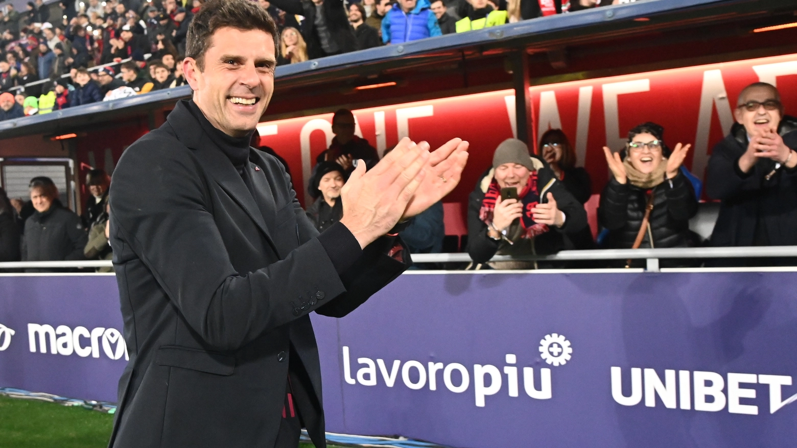 Il tecnico rossoblù è il ritratto della felicità dopo la vittoria con la Fiorentina che lancia il suo Bologna in zona Champions: “Tifosi da 10, un successo che rinforza idee e consapevolezze sulla forza del gruppo”