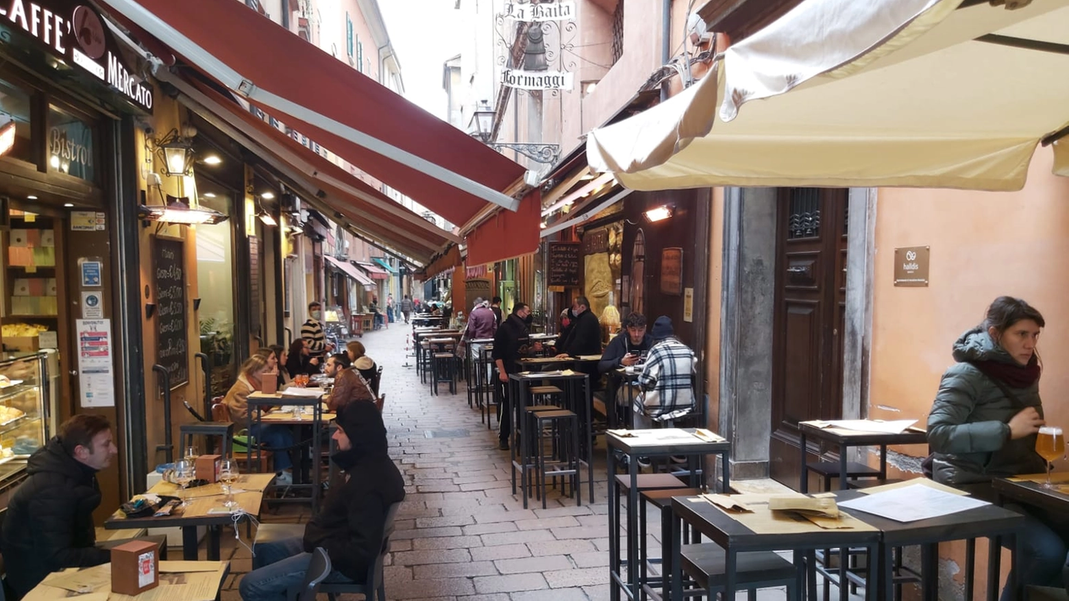 Zona gialla a Bologna: qualche cliente nei tavolini del Quadrilatero