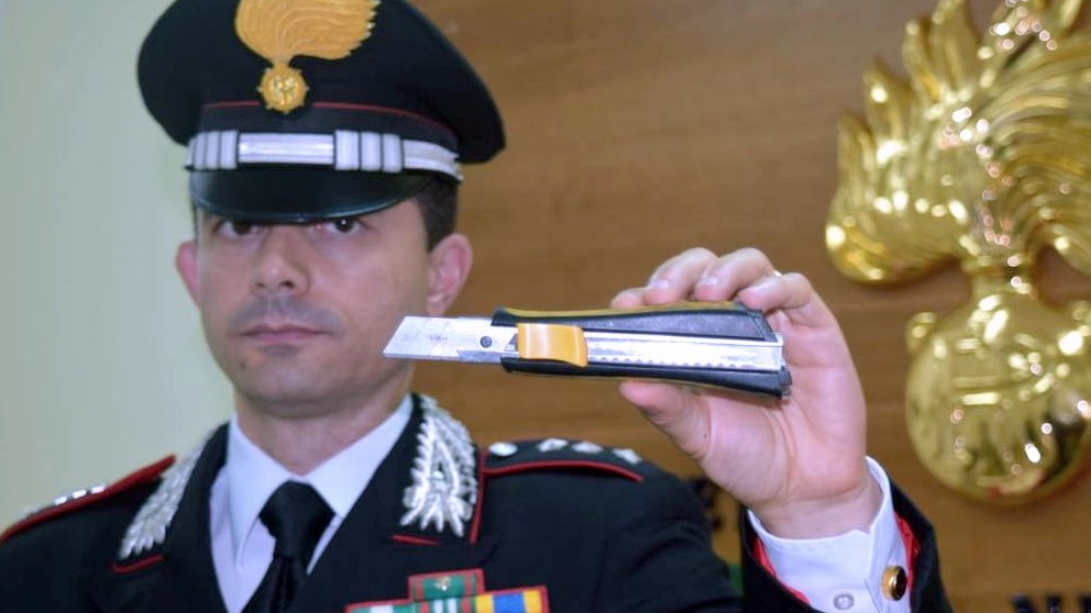 Il comandante della compagnia carabinieri di Faenza, il capitano Marella, mostra il cutter