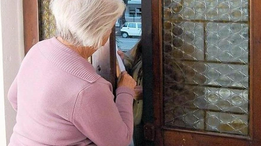 La sicurezza corre su WhatsApp  "In aumento le truffe agli anziani  Calano i furti in appartamento"