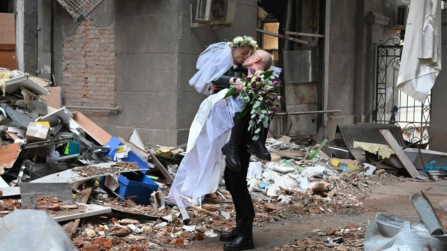 Matrimonio tra le macerie a Kharkiv