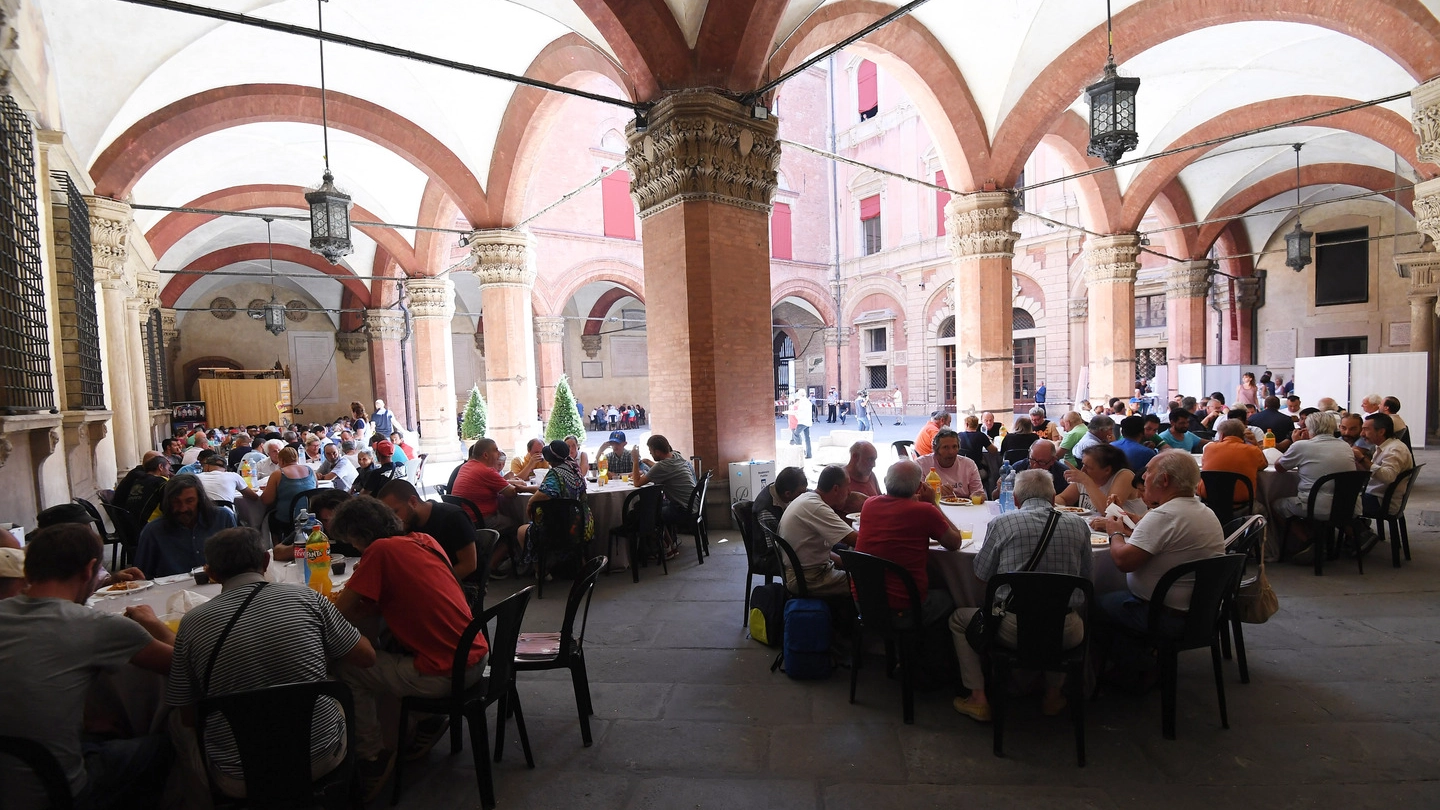 Ferragosto a Bologna, pranzo di solidarietà (foto Schicchi)