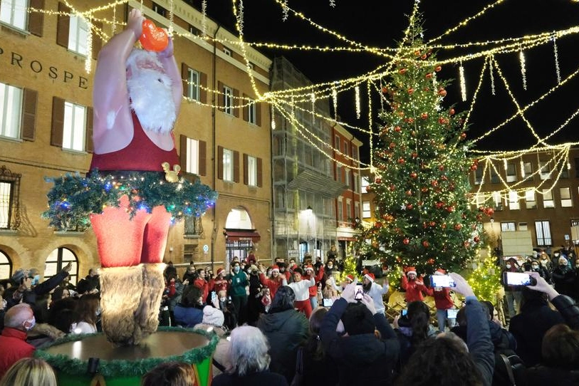 Babbo Natale col tutù in piazza XX Settembre a Modena (FotoFiocchi)