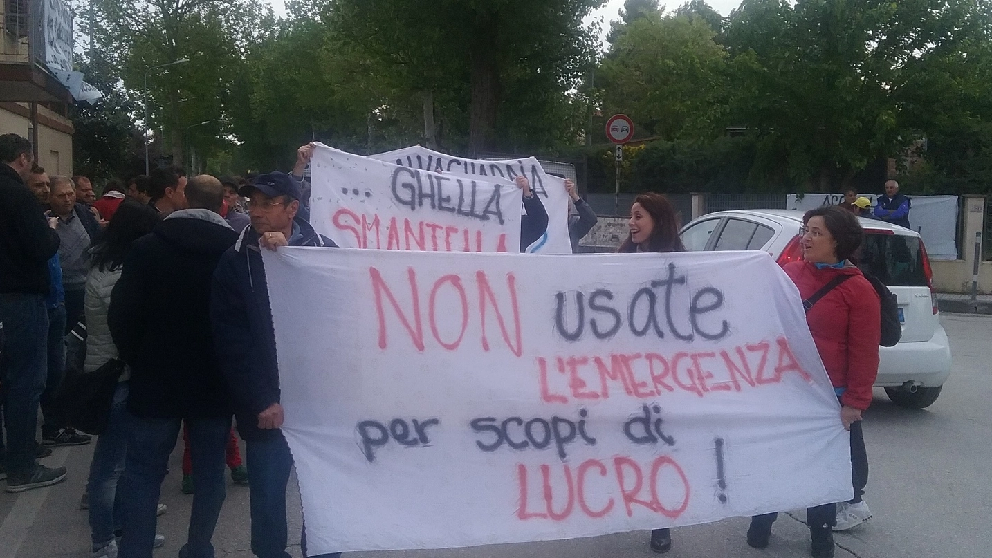 La protesta dei residenti contro il campo profughi di Camerata Picena (Foto Ferreri)