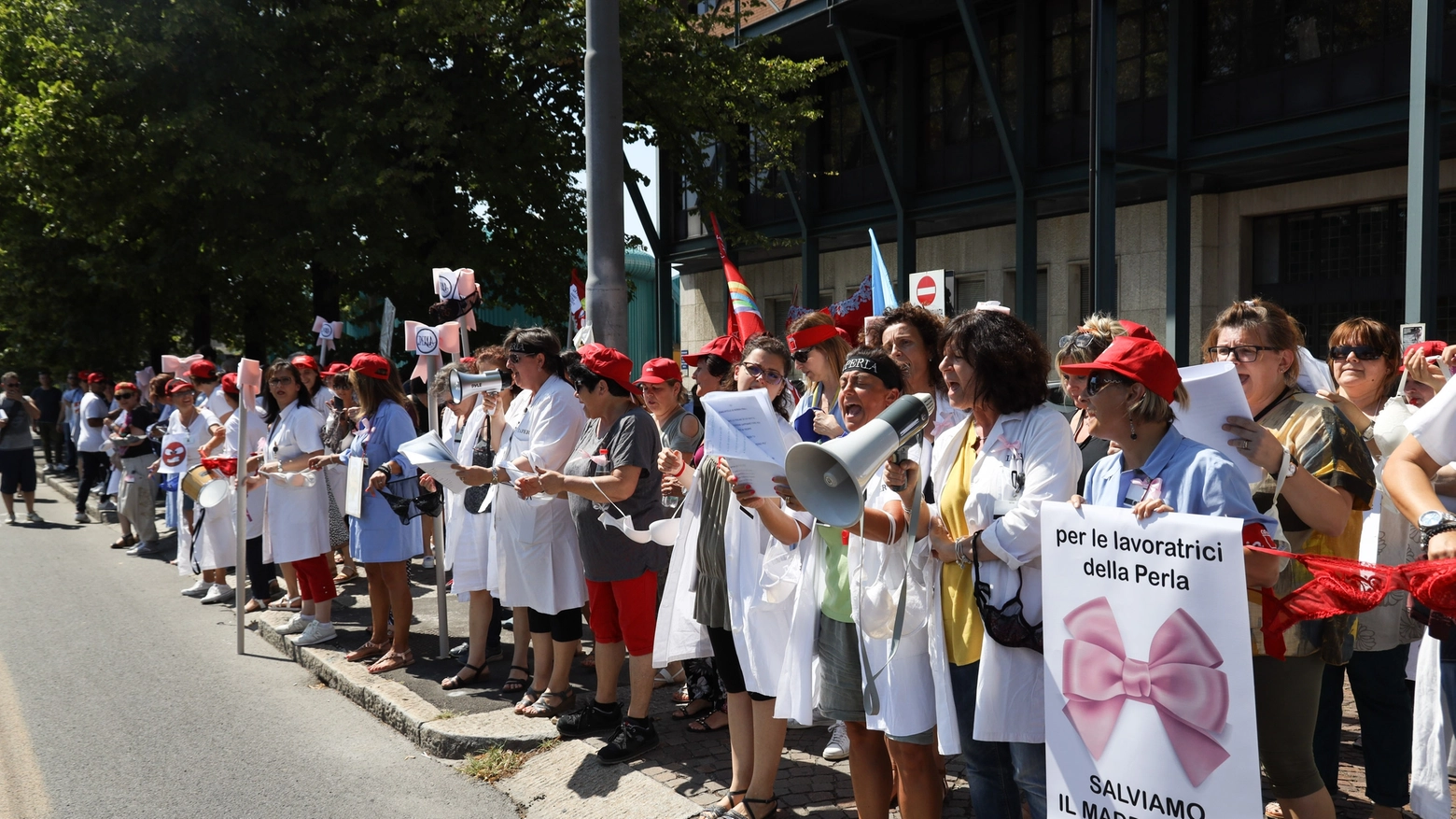 La protesta dei dipendenti davanti alla sede della Perla (foto Schicchi)