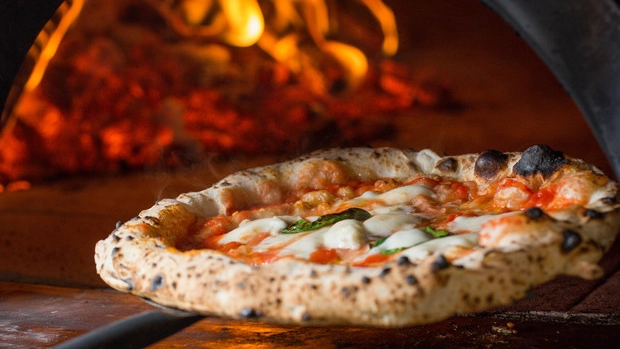 Nel locale con forno a legna venivano organizzate serate con “giro pizza” senza licenze per la somministrazione di alimenti. Trovata anche una lavoratrice in nero