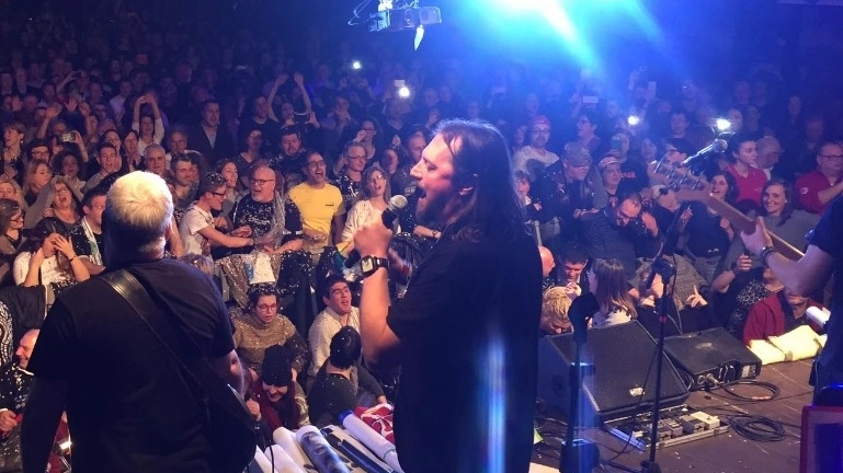 Yuri Cilloni sul palco per il suo primo concerto da frontman con i Nomadi, che si è tenuto venerdì sera a Domodossola