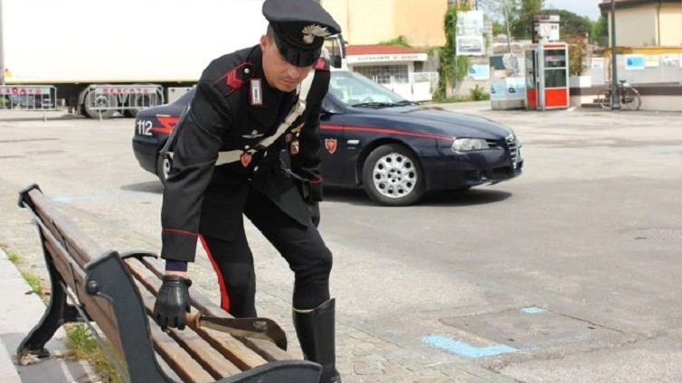 I carabinieri di Cervia con un’arma similare a quella di questo caso (foto di repertorio)