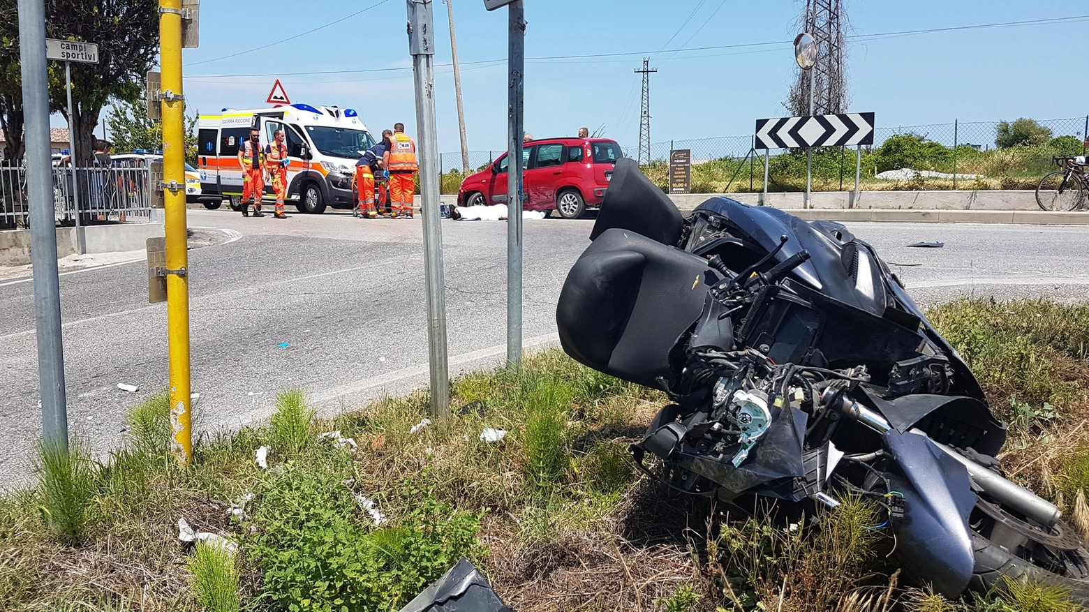 Rimini, incidente auto-moto in via Montescudo. Muore un 39enne (foto Migliorini)