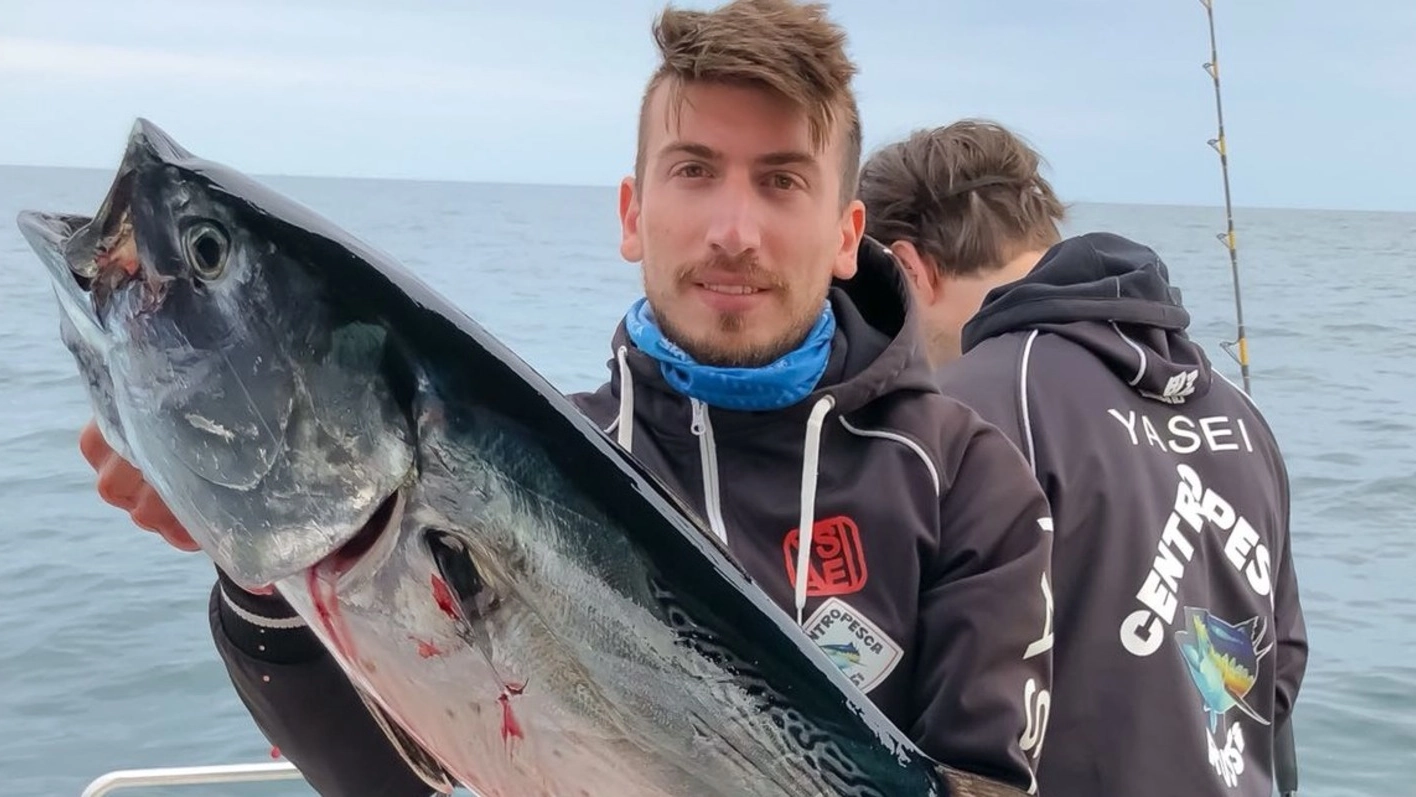 Paolo Cesaretti, tra i pescatori che hanno visto lo squalo, dopo una battuta di pesca