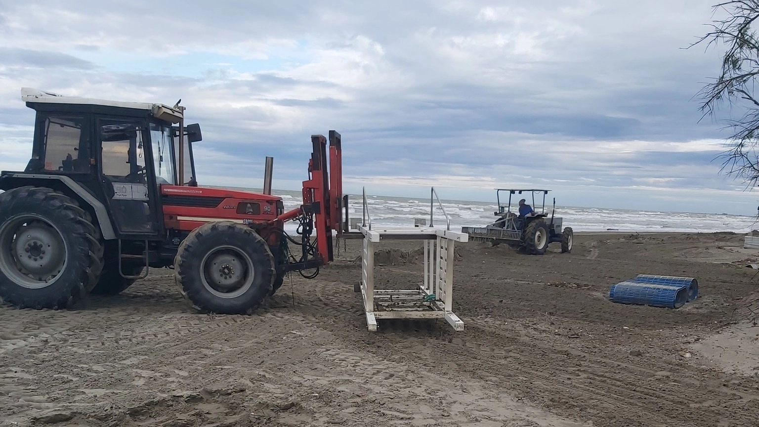 Maltempo in Veneto, i lavori di ripristino sulla spiaggia di Boccasette dopo la violenta mareggiata