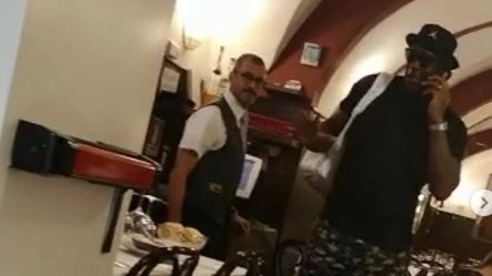 Michael Jordan paparazzato al ristorante Da Nello a Bologna (Instagram)