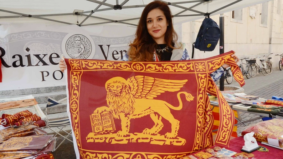 'Raixe Veneto' e la bandiera col leone di San Marco (foto Donzelli)