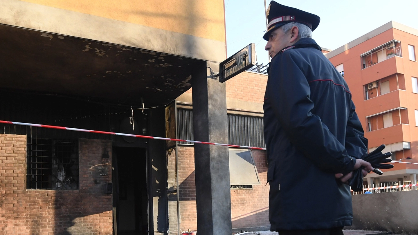 Bologna, attentato alla stazione dei carabinieri Corticella
