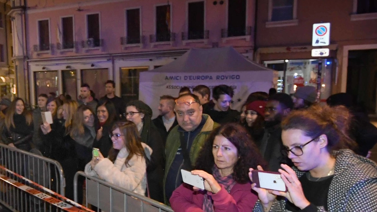 I cittadini che fotografano la voragine in piazza Vittorio