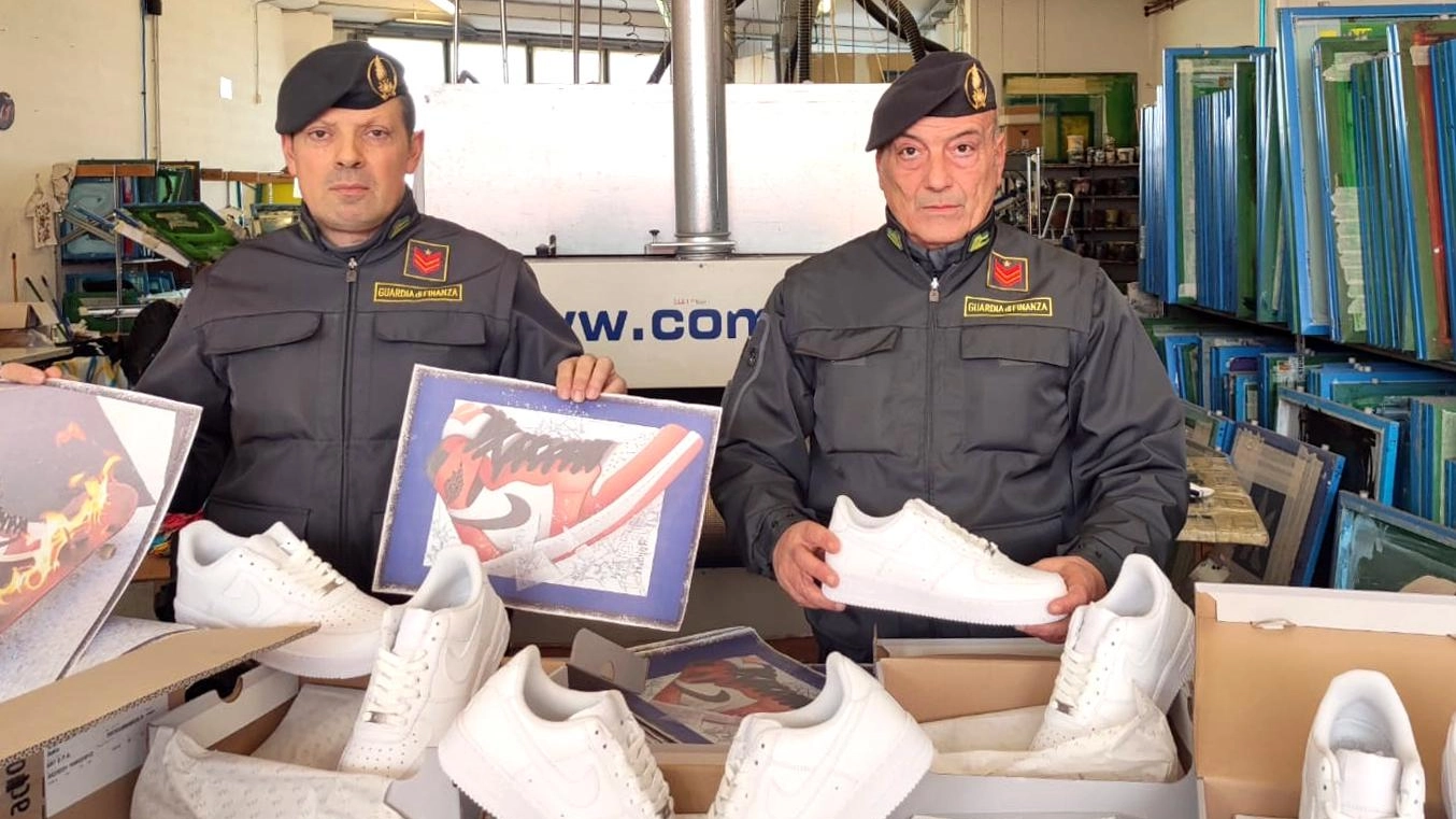 Alcune delle scarpe contraffatte sequestrate dai militari della Finanza