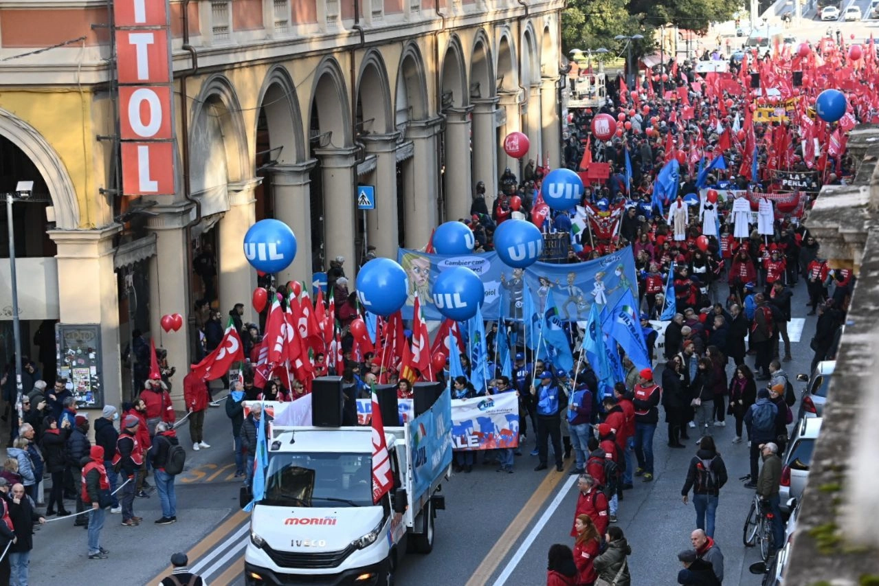 Sciopero 24 novembre: il corteo dei lavoratori ha attraversato il centro di Bologna